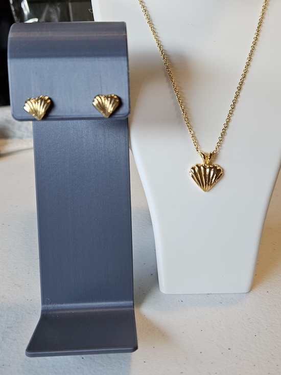 Jewelry - Gold Shell Pendant Necklace and Stud Earrings Set. Costume. 18" Chain.
